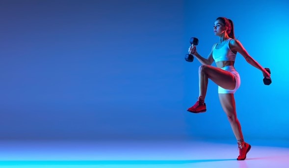 mujer-haciendo-ejercicio-fondo-azul