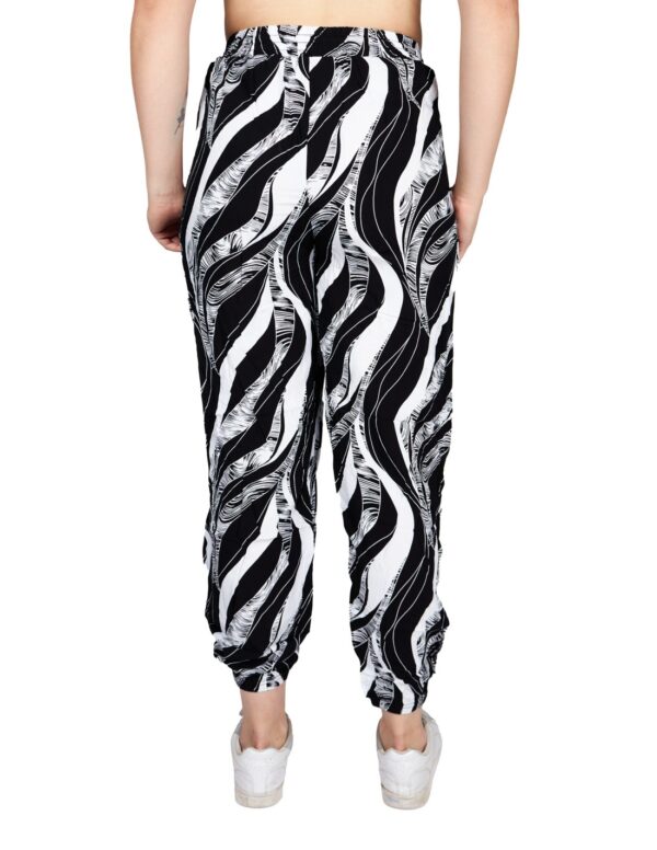 Calza estampada curvas de mujer 4
