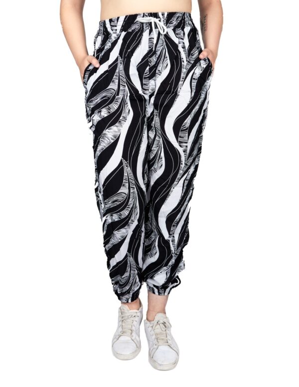 Calza estampada curvas de mujer 1